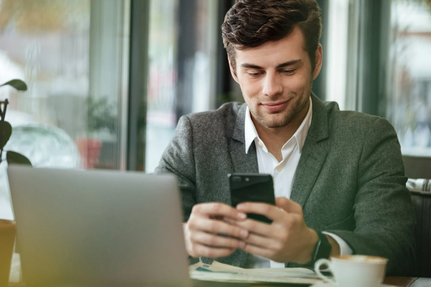 Homem mexendo no WhatsApp Business.