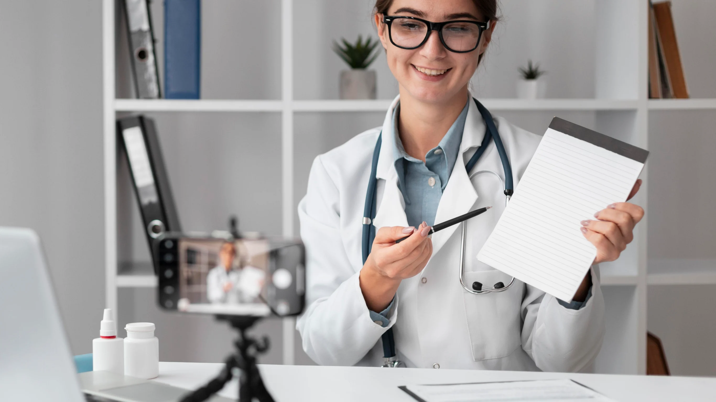 Médica colocando em prática uma estratégia de marketing médico, ao ser filmada com o celular.