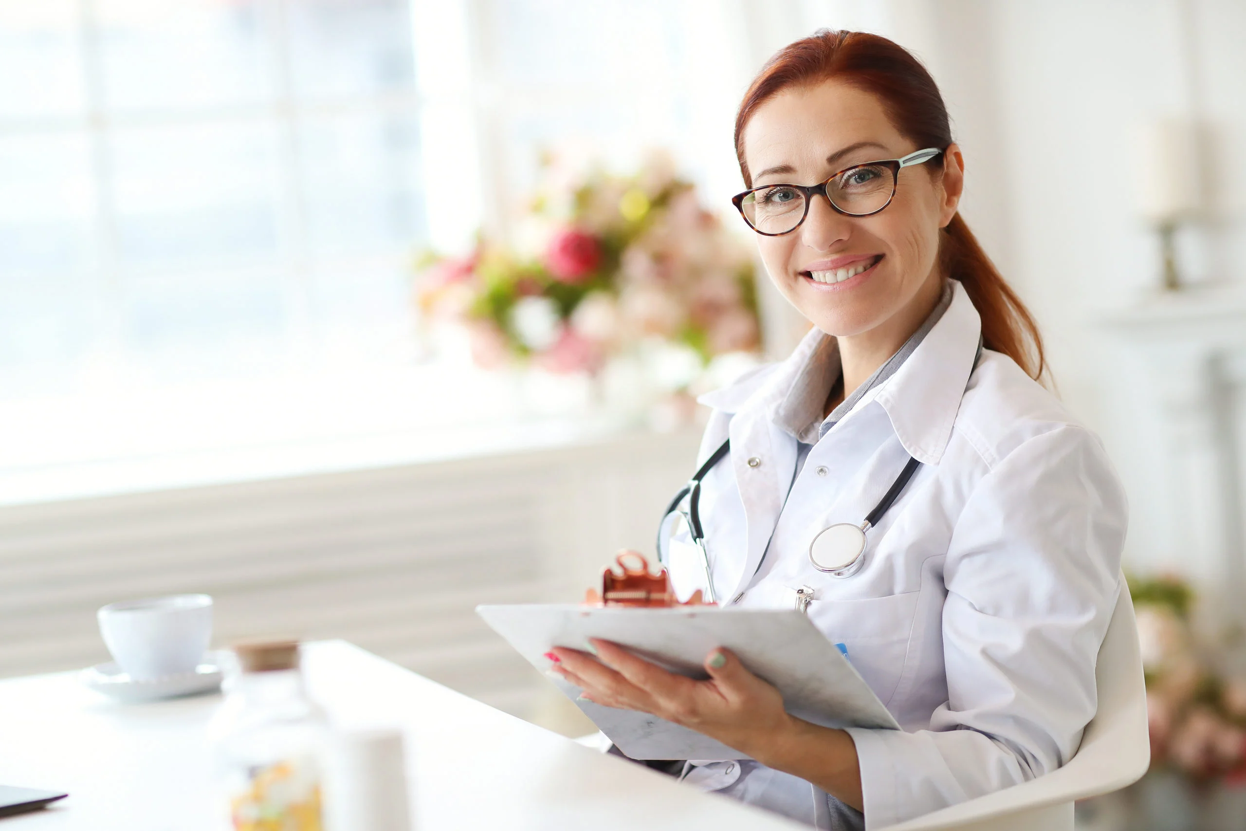 Secretária médica com uma prancheta na mão.