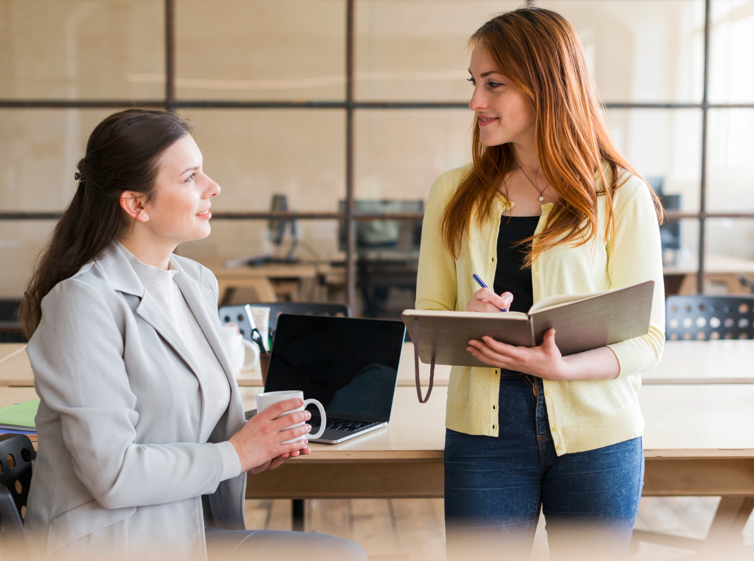 Duas mulheres estudando sobre práticas de Atendimento ao Cliente.