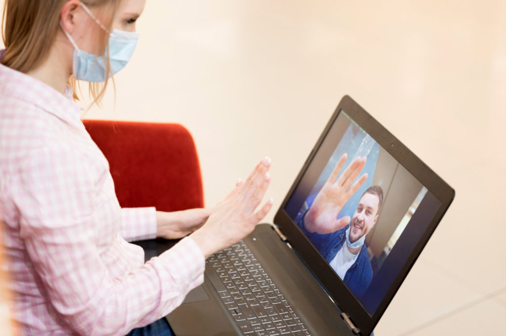 Mulher assistindo vídeos para educar pacientes.