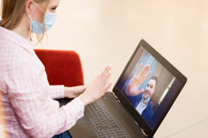 Mulher assistindo vídeos para educar pacientes.