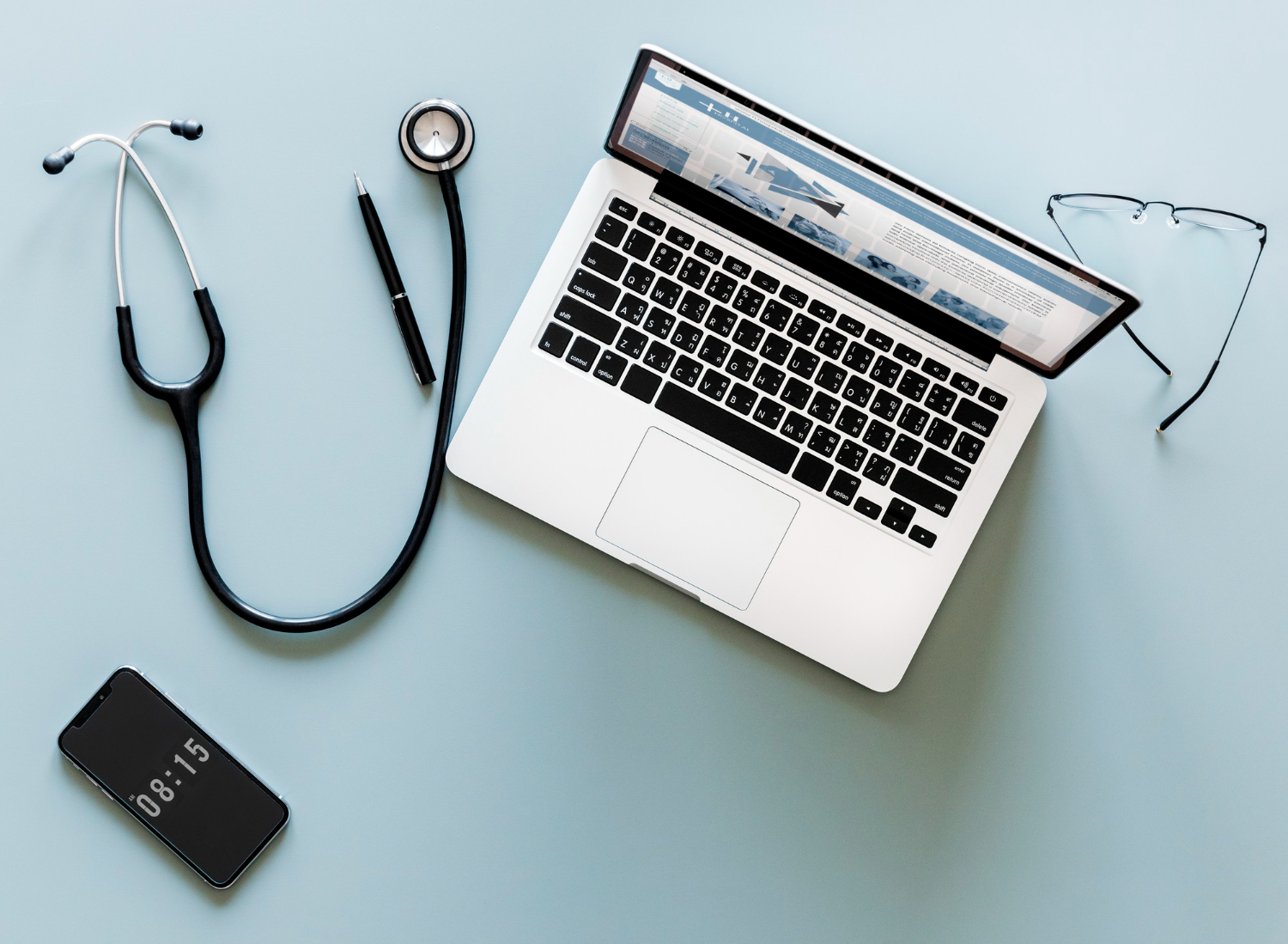 Notebook e outros materiais médicos, sugerindo ferramentas de marketing digital para médicos.