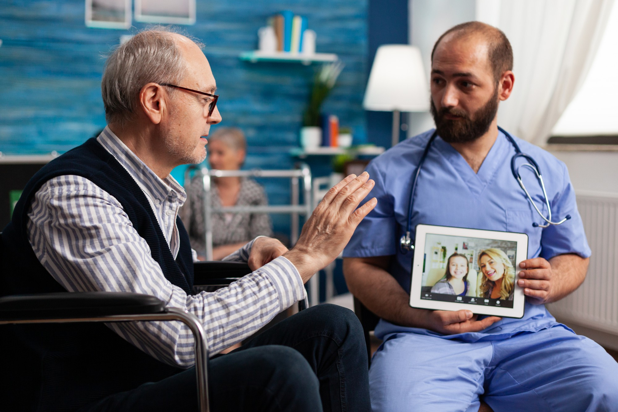 Médico e paciente conversando sobre uma imagem de rede social, fortalecendo a relação médico-paciente.